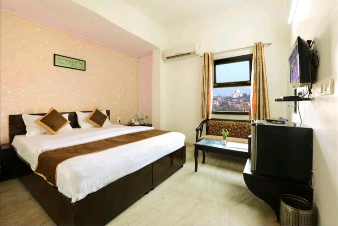 Hotel The First By Goyal Hotelie Агра Екстериор снимка