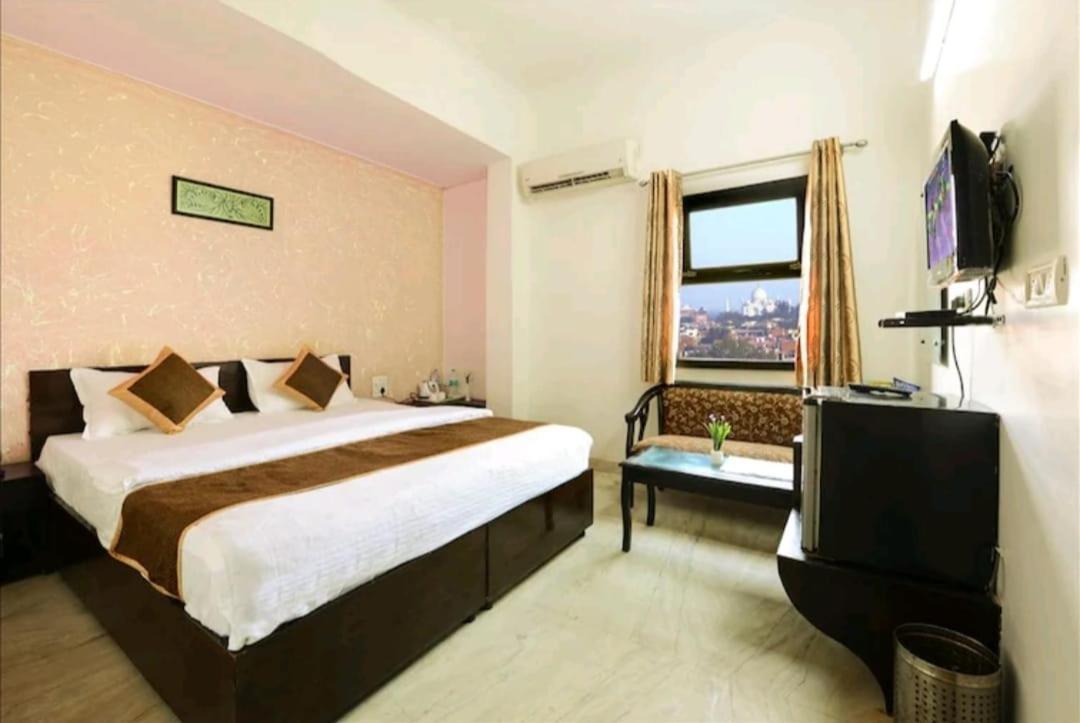 Hotel The First By Goyal Hotelie Агра Екстериор снимка